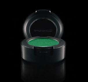 EYE SHADOW  Highly pigmented powder. Applies evenly, blends well
