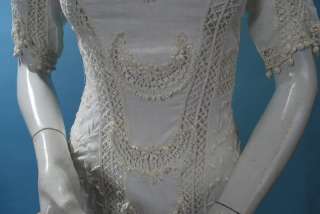 1900 PRETTY FINE LINEN AND LACE SUMMERY TEA GOWN  