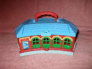 2002 THOMAS & FRIENDS TRAIN STATION/GARAGE CARRYING CASE/PLAYSET 