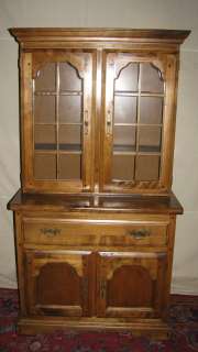 TEMPLE STUART MAPLE COLONIAL STYLE CHINA CUPBOARD   GREAT FAUX PEGGING 