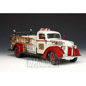  1/18 46 Ford Fire Truck, Red/White Toys & Games