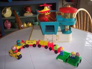 ORIGINAL VINTAGE FISHER PRICE LITTLE PEOPLE PLAY FAMILY AIRPORT 