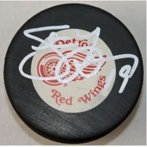 Red Wings Steve Yzerman Hand Signed Autographed Official Hockey Puck 