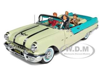 1955 PONTIAC STAR CHIEF FROM I LOVE LUCY SERIES W/4 FIGURES 1/18 