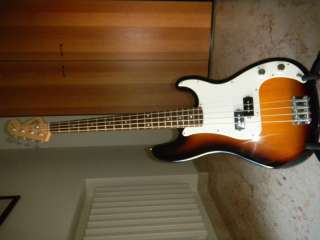 Basso squier precision + distorsore + a Bari    Annunci