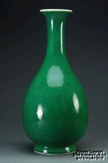 Chinese Porcelain Monochrome Apple Green Glazed Bottle Vase, 19th 